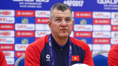 Simone Inzaghi celebrating with his Inter Milan players after beating Barcelona.